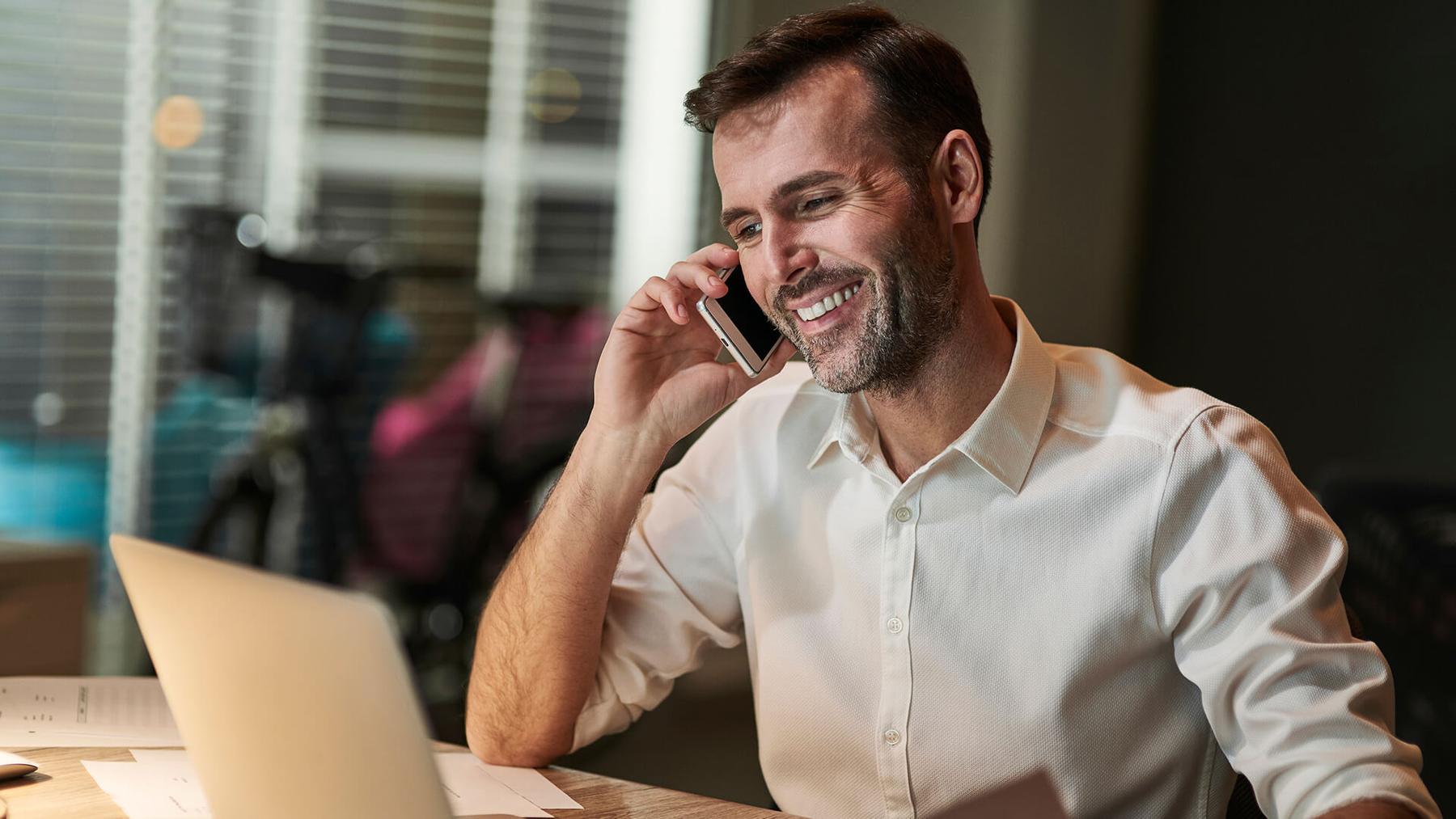 Dueño de ecommerce gestionando sus envíos