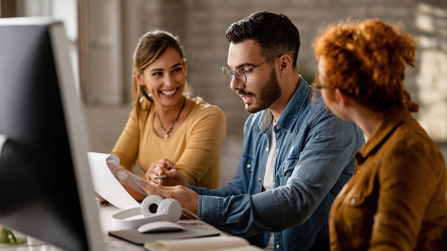 Equipo de ecommerce y logística diseñando estrategia de envíos
