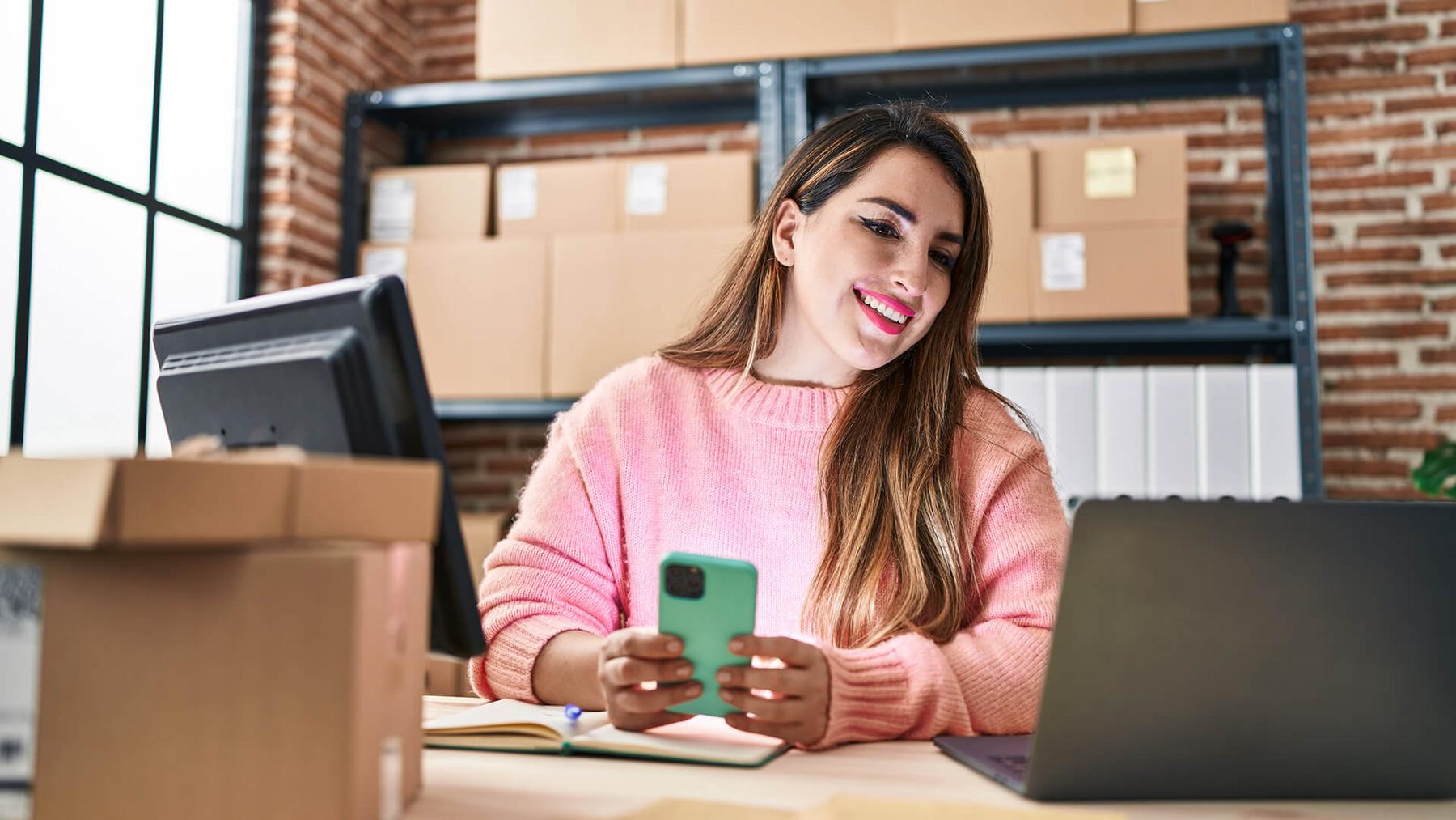 Dueña de ecommerce preparando paquetería urgente a enviar