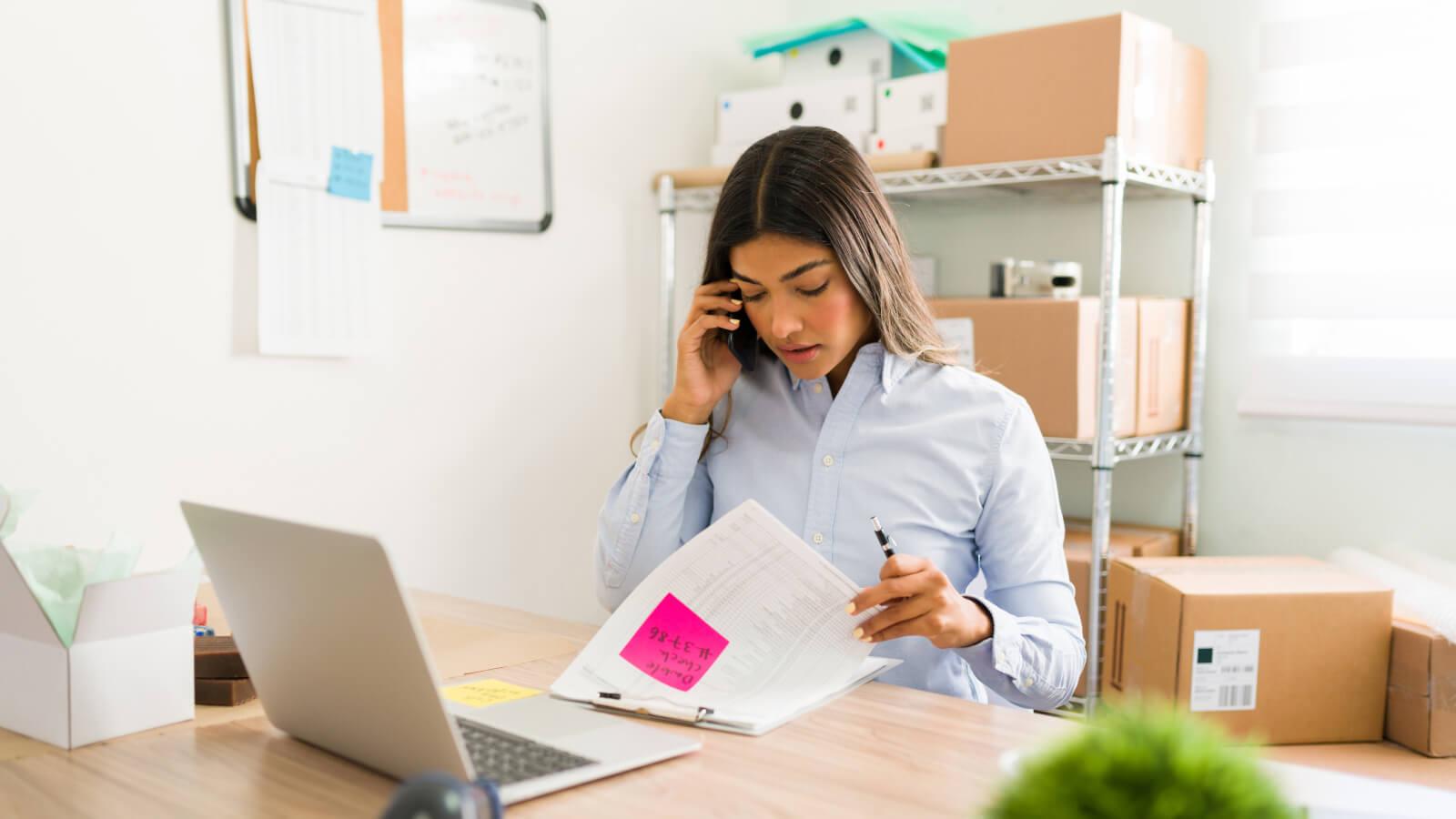 Mujer controlando su stock de manera manual