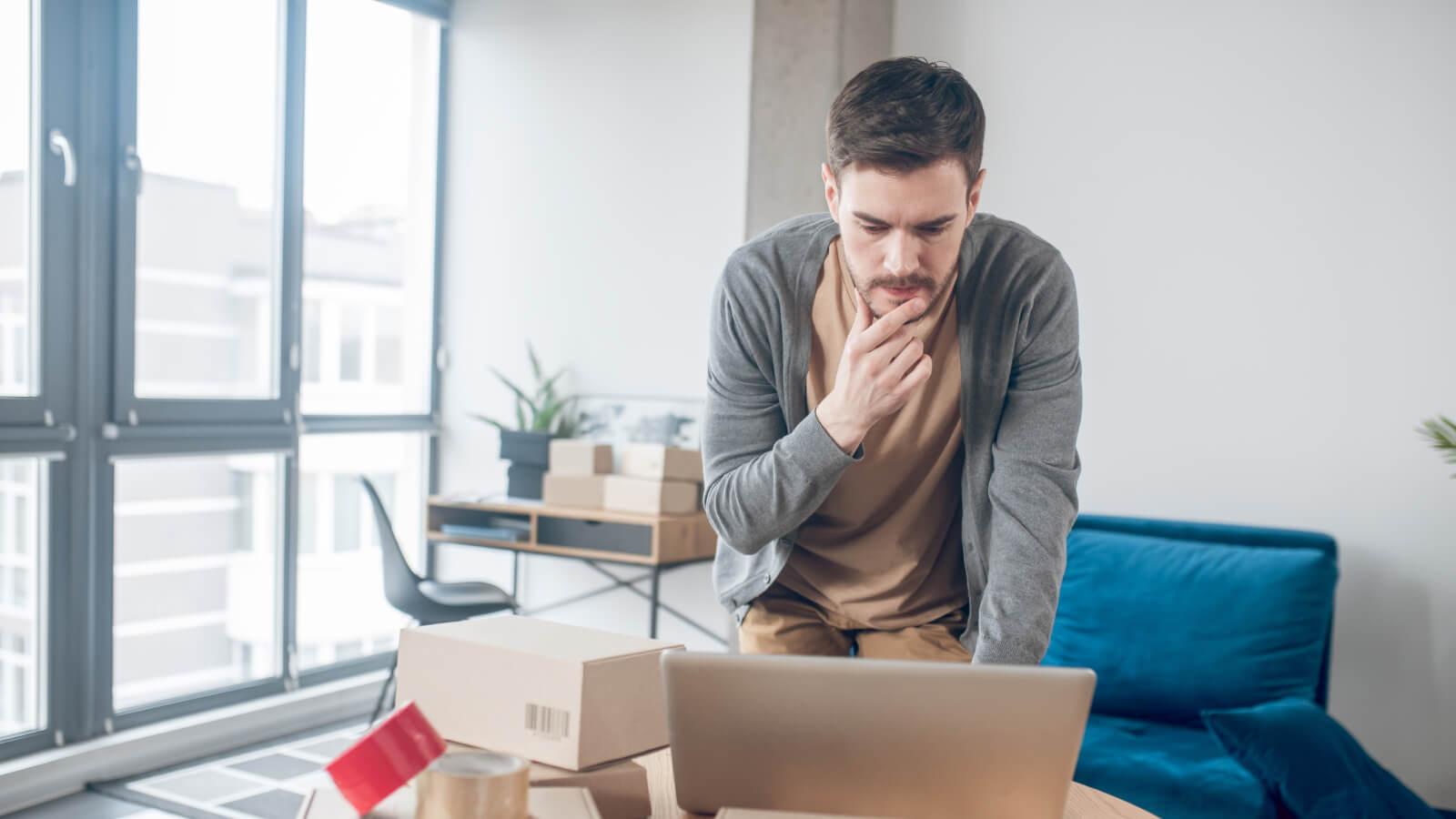 Encargado de operaciones logísticas revisando problemas en una entrega
