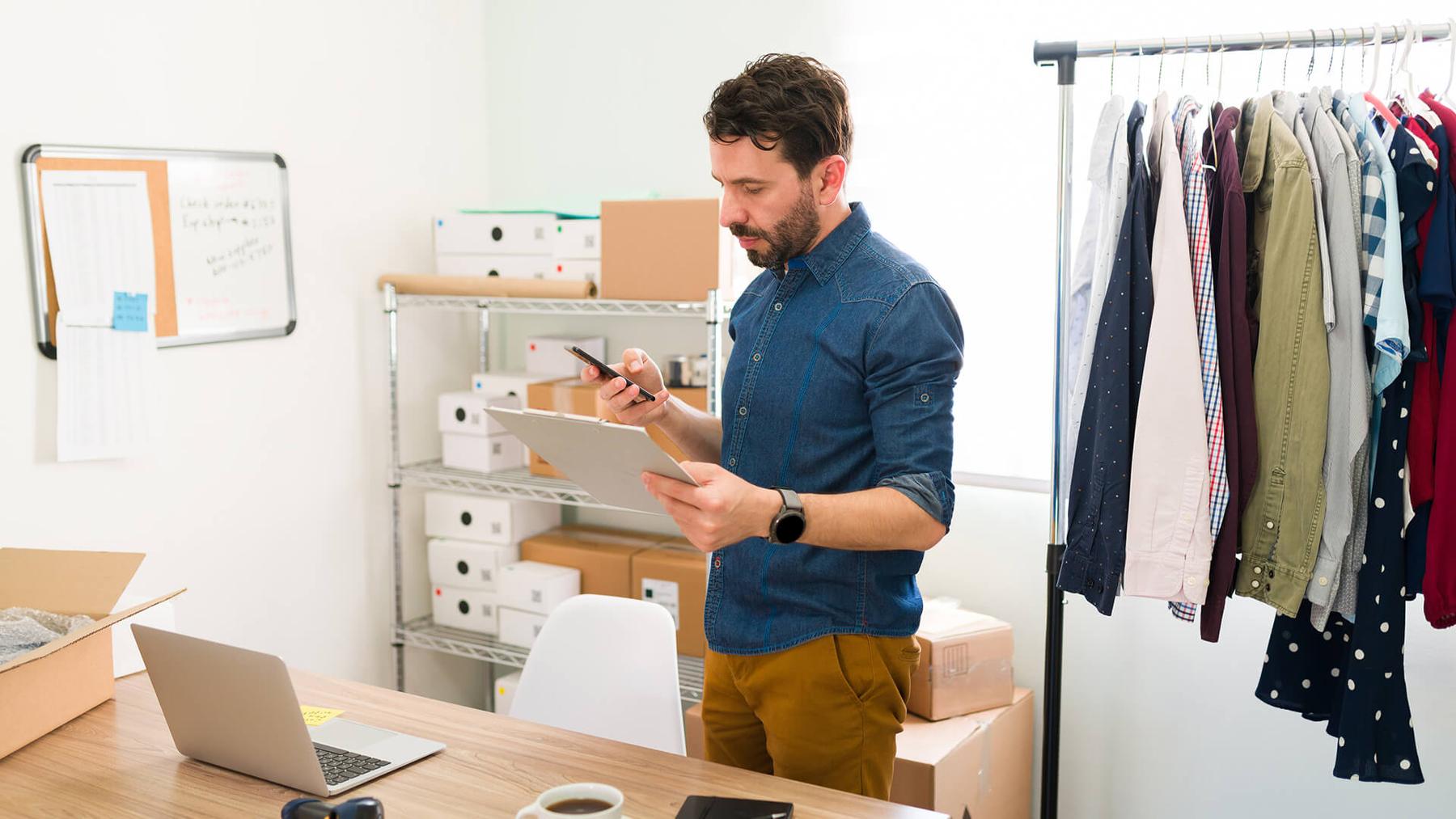 Hombre ordenando pedidos de ecommerce para ser enviados