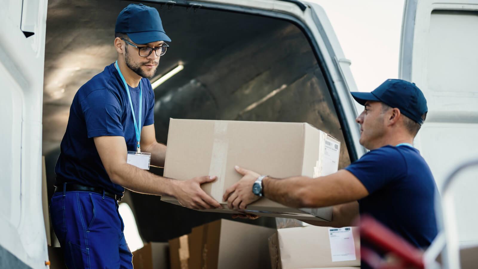 Equipo de logística urbana entregando mercancía