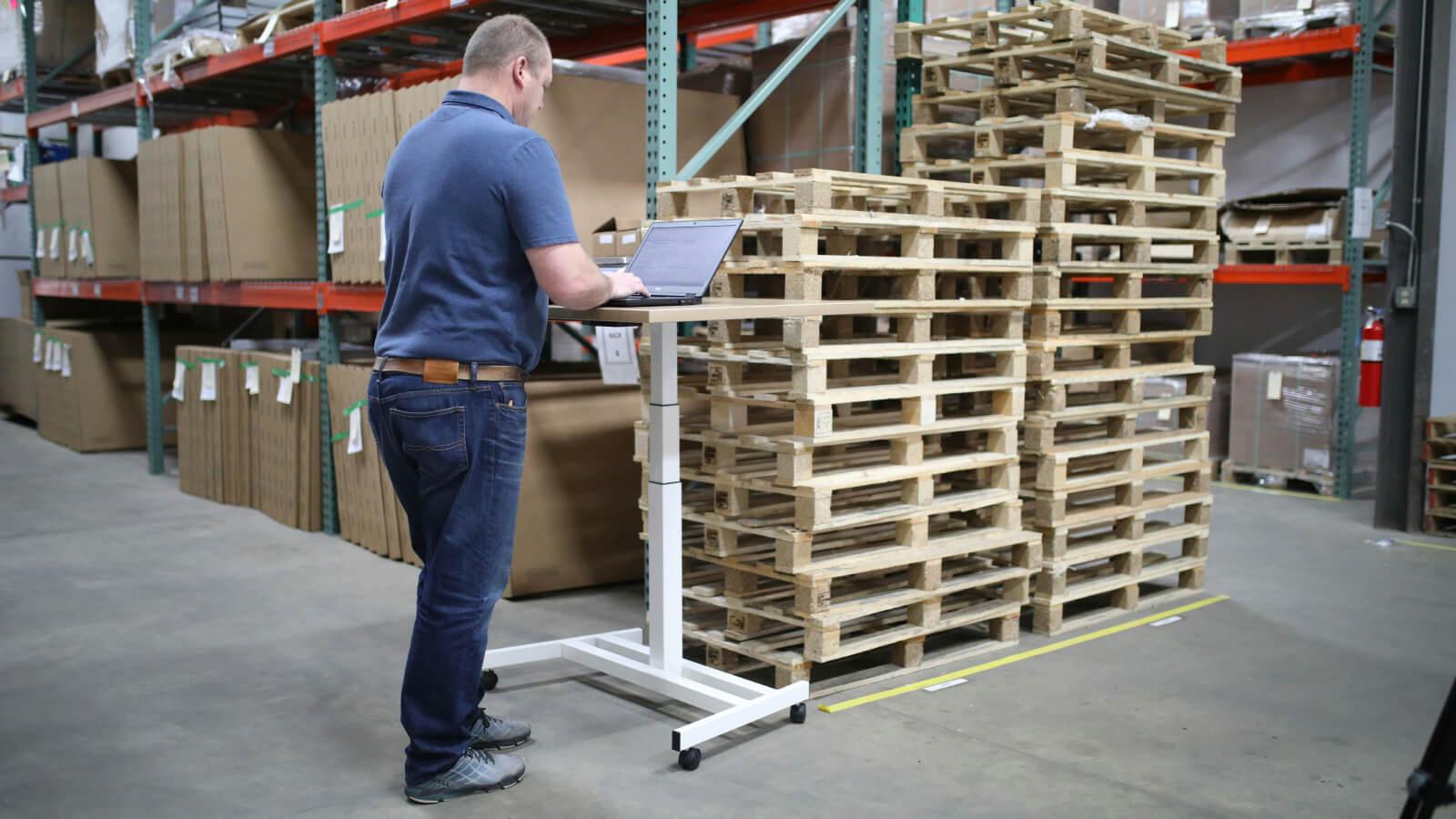 Hombre revisando el stock para distribuir en otros negocios