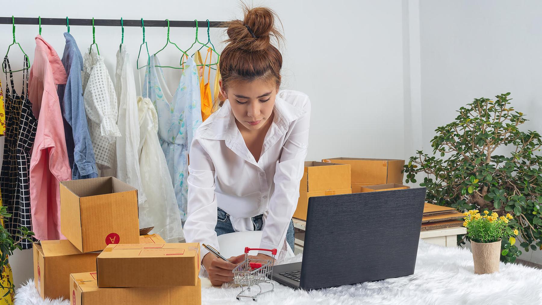 Mujer dueña de ecommerce preparando paquetes para enviar