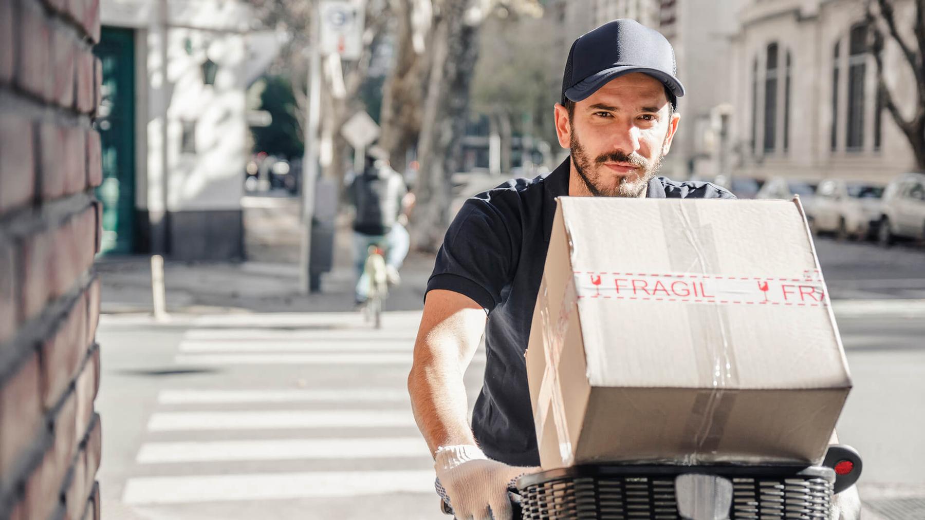 Hombre retirando paquete de punto de despacho
