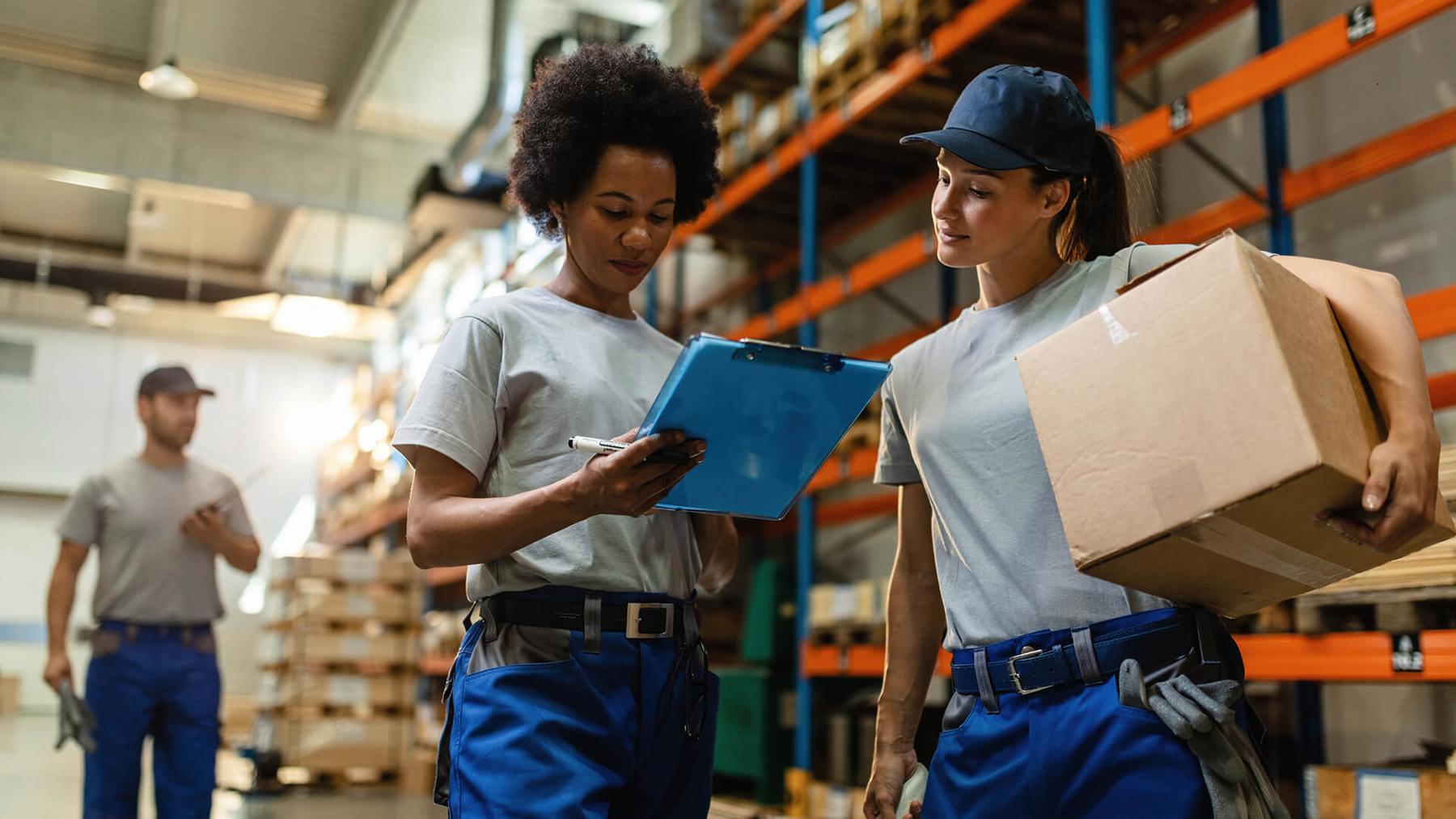 Equipo de operaciones preparando stock de mercadería para despachar