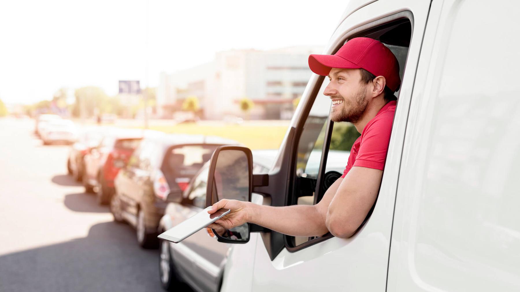 Servicio de envío express entregando paquete en mano