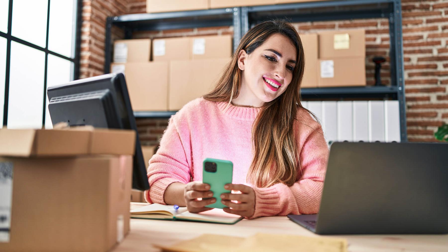 Mujer controlando envío de los pedidos de su ecommerce