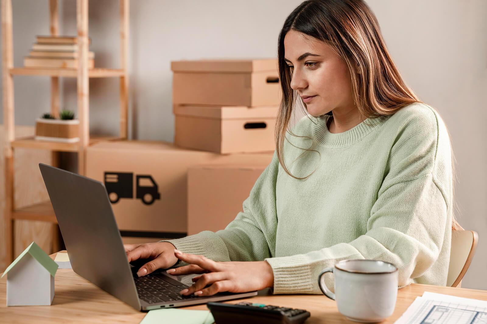 La dueña de un ecommerce verificando su stock para solicitar un servicio de envíos