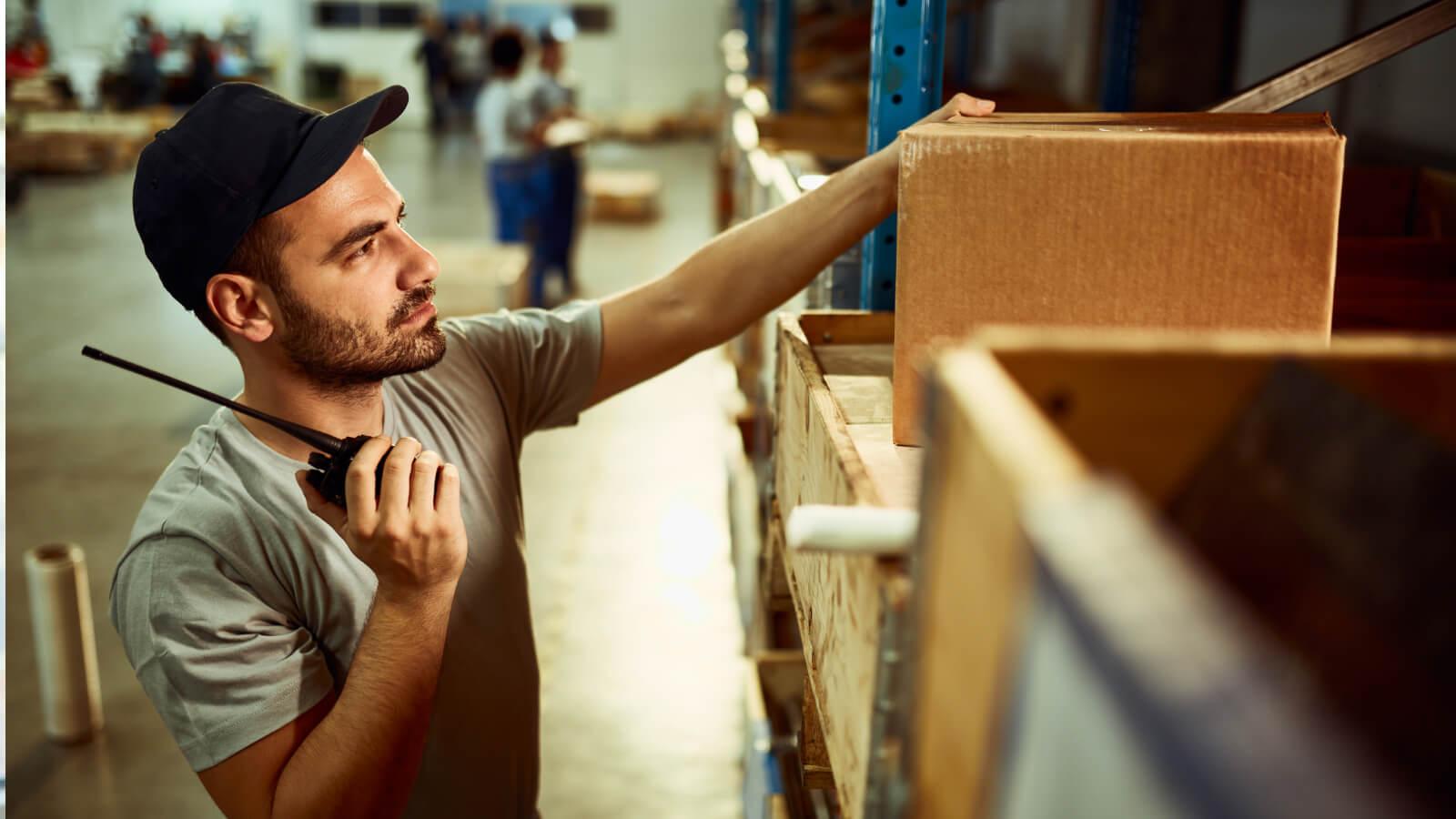 personal de logística en un depósito acomodando paquetería