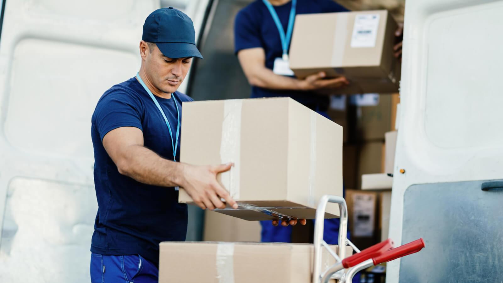 repartidor bajando stock de una van