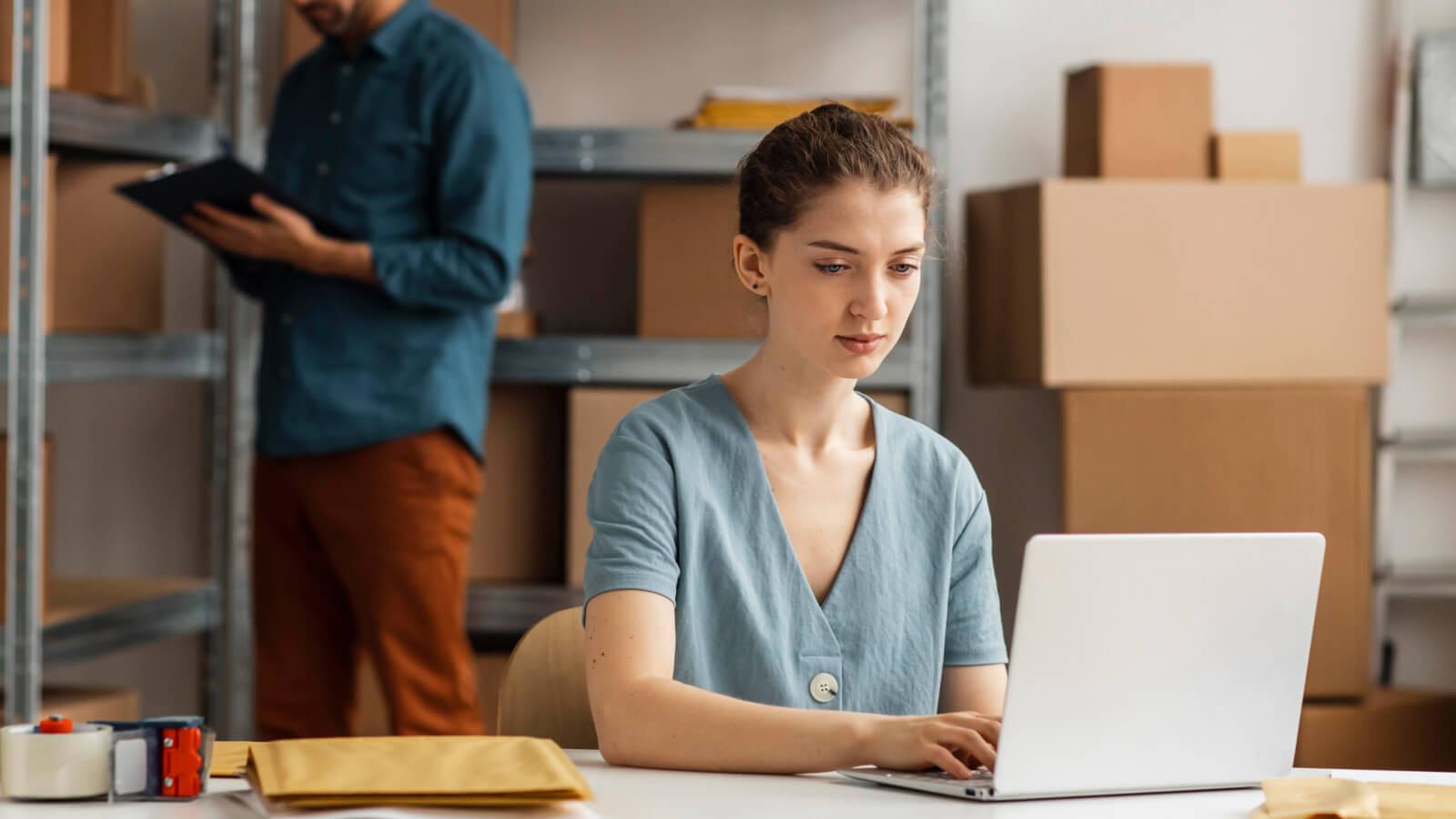 dueña de ecommerce preparando sus pedidos para ser enviados