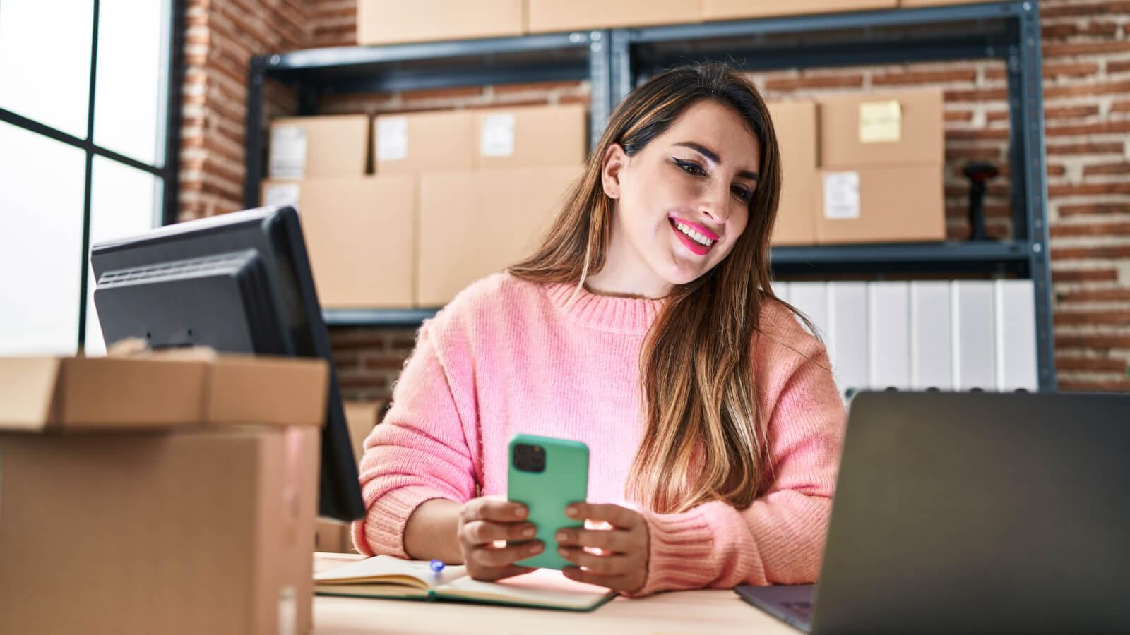 vendedora preparando pedidos en Hot Sale