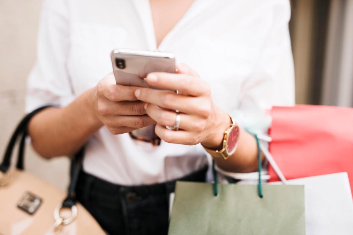 Usuario retirando compras y confirmando con su celular