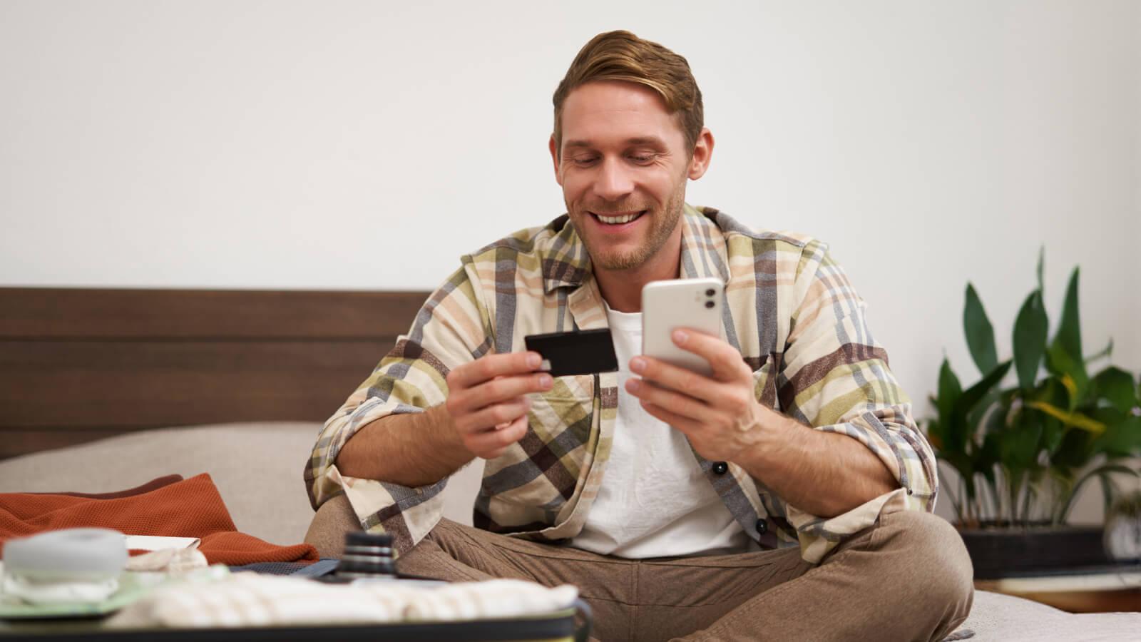 hombre comprando a través de su smartphone
