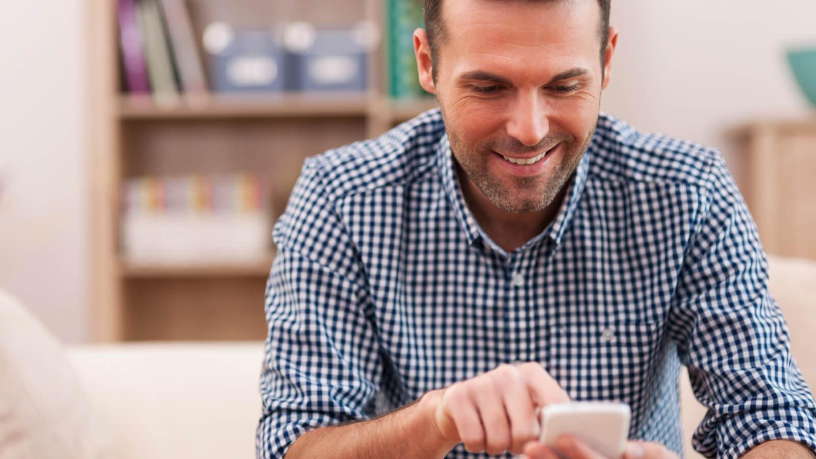 Hombre viendo el estado de su envío en su celular